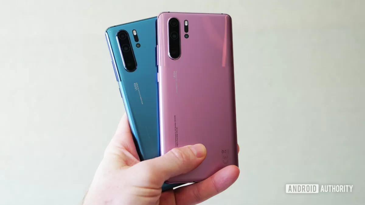 Huawei P30 Pro en bleu brumeux lavande brumeuse à la main